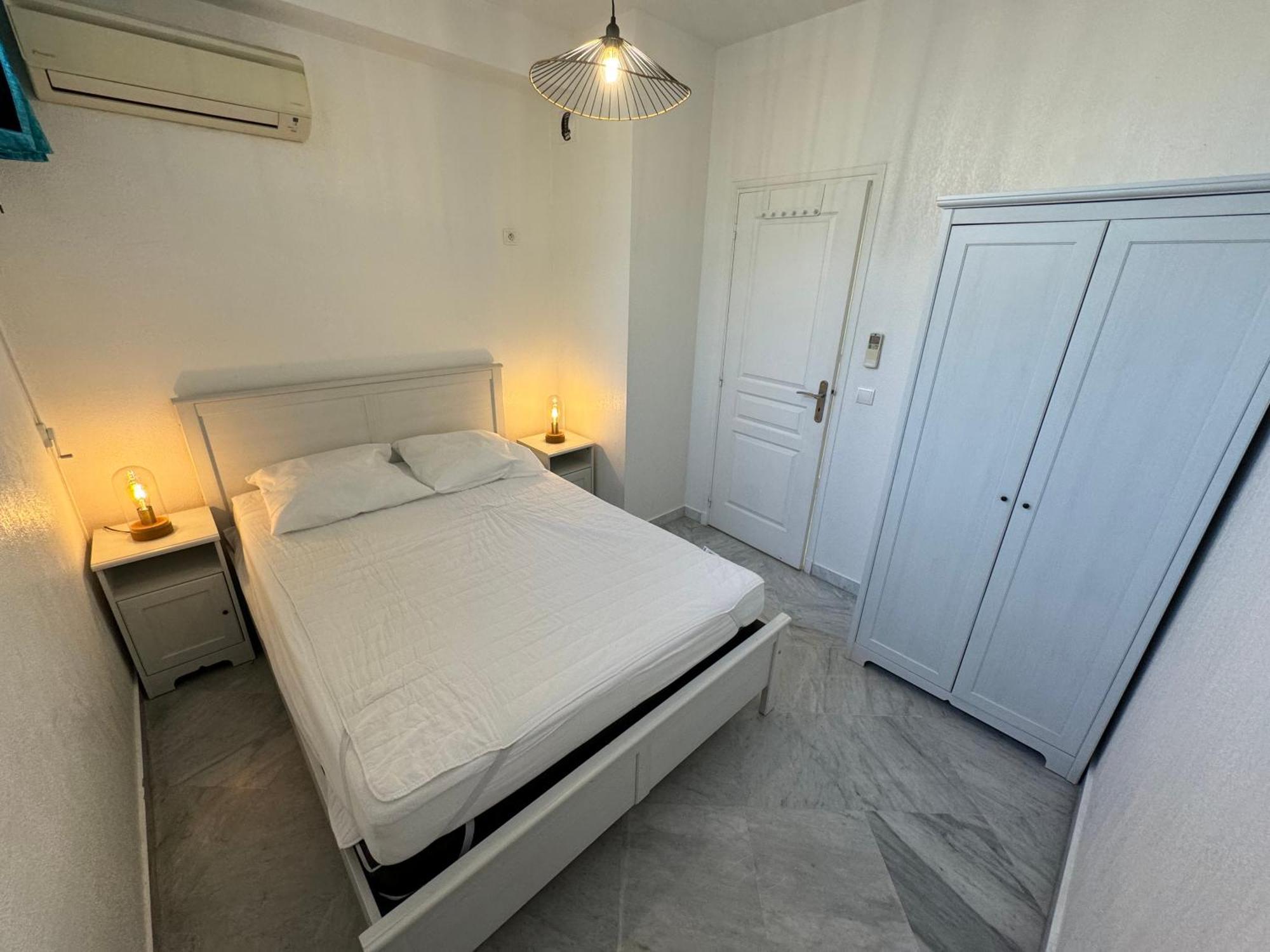 Esperance Apartment *