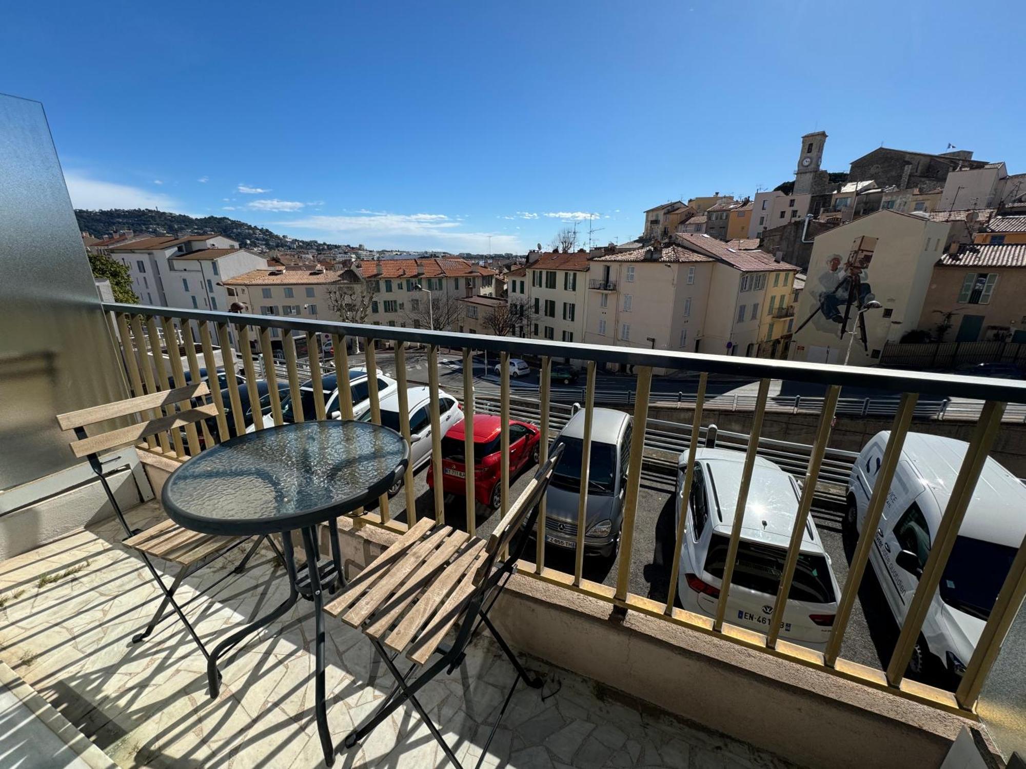 Esperance Apartment *
