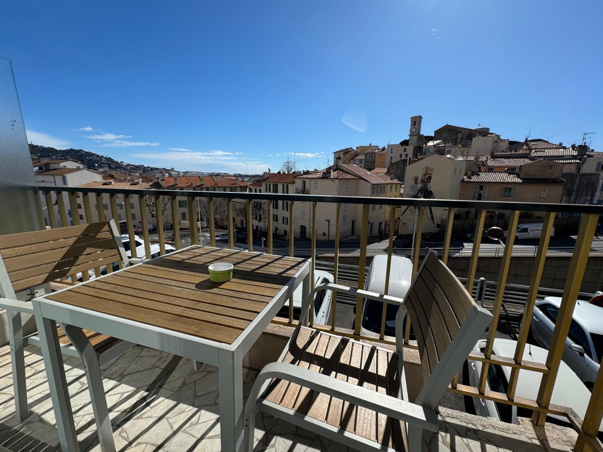 Esperance Apartment *