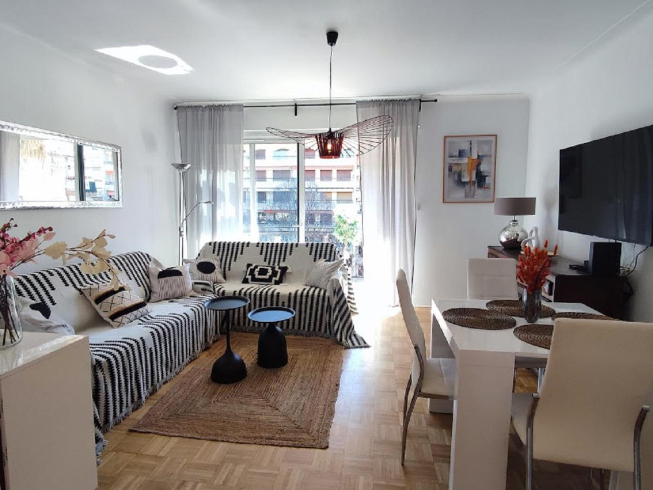 Cosy Vertigo Behind The Martinez Appartement *