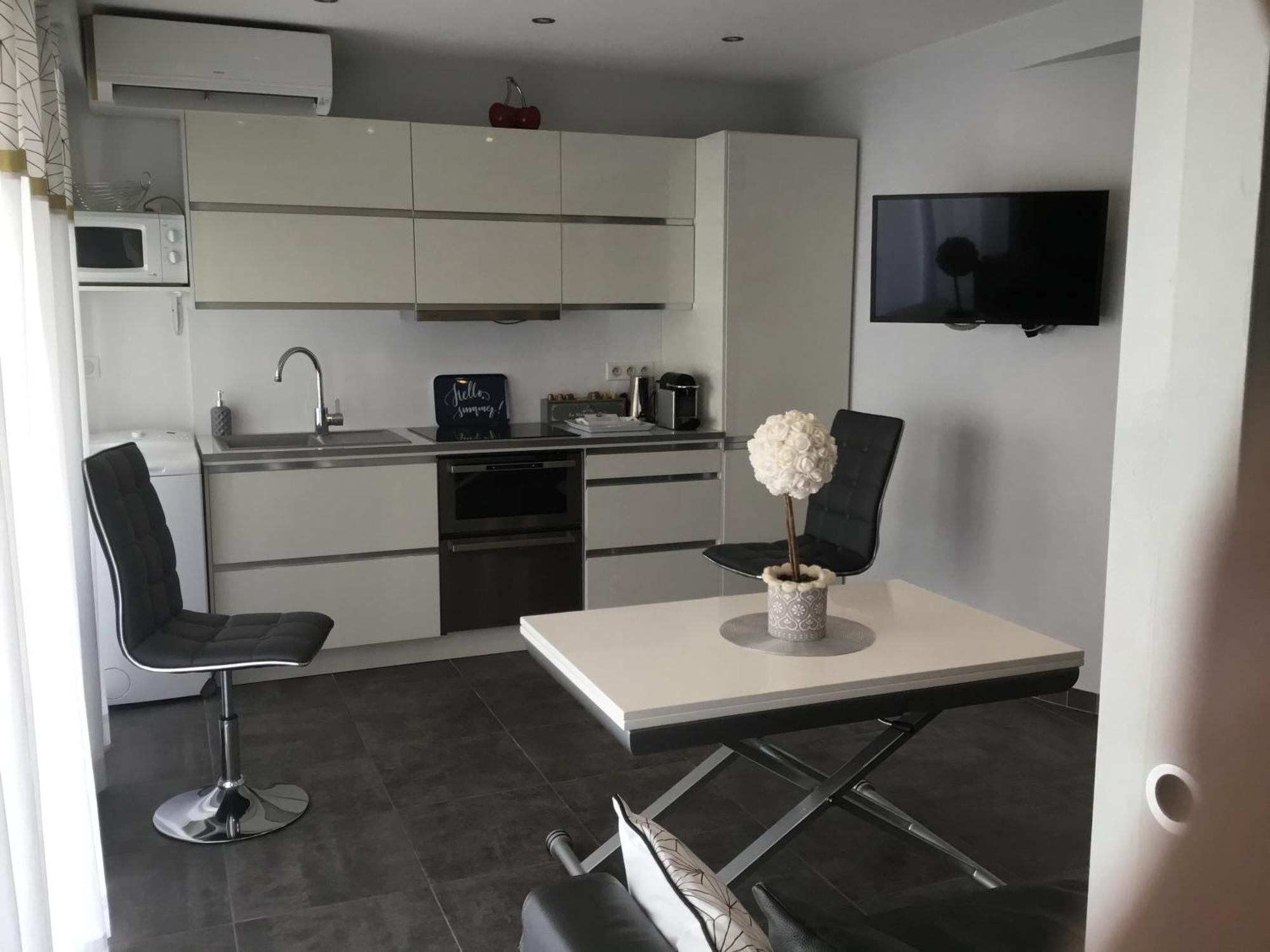 Elegant F2 With Comforts In Center Of