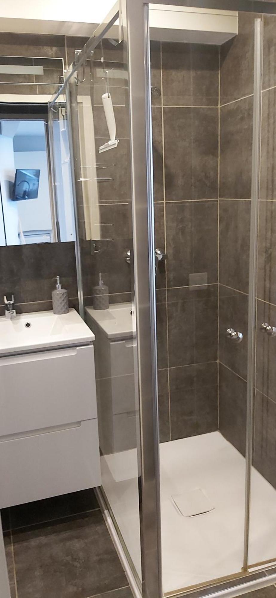 Elegant F2 With Comforts In Center Of Apartment
