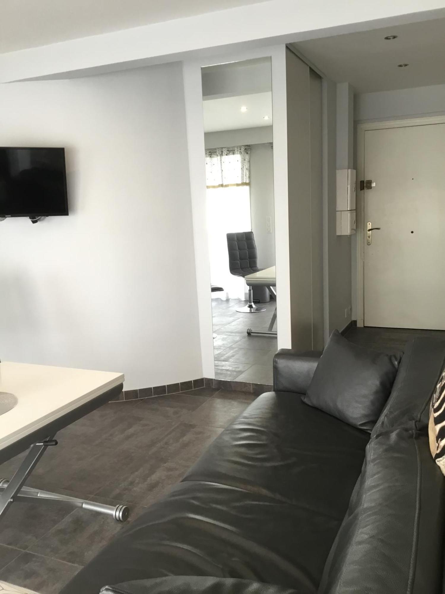 Elegant F2 With Comforts In Center Of Apartment *