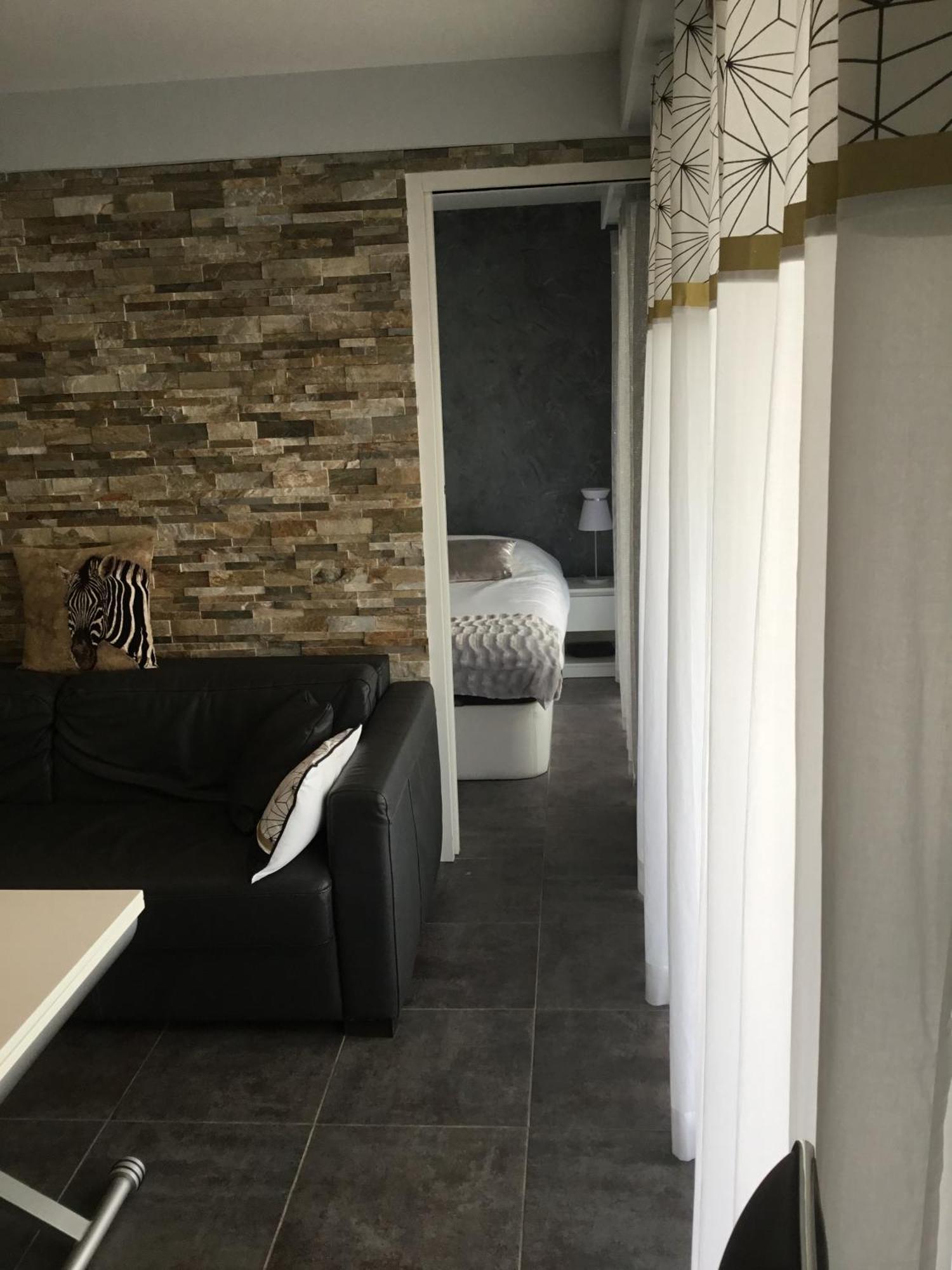 Elegant F2 With Comforts In Center Of Apartment *