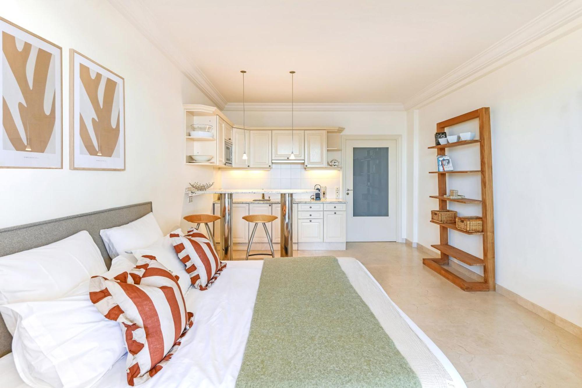 Buckingham & Lloyds - Apartment *