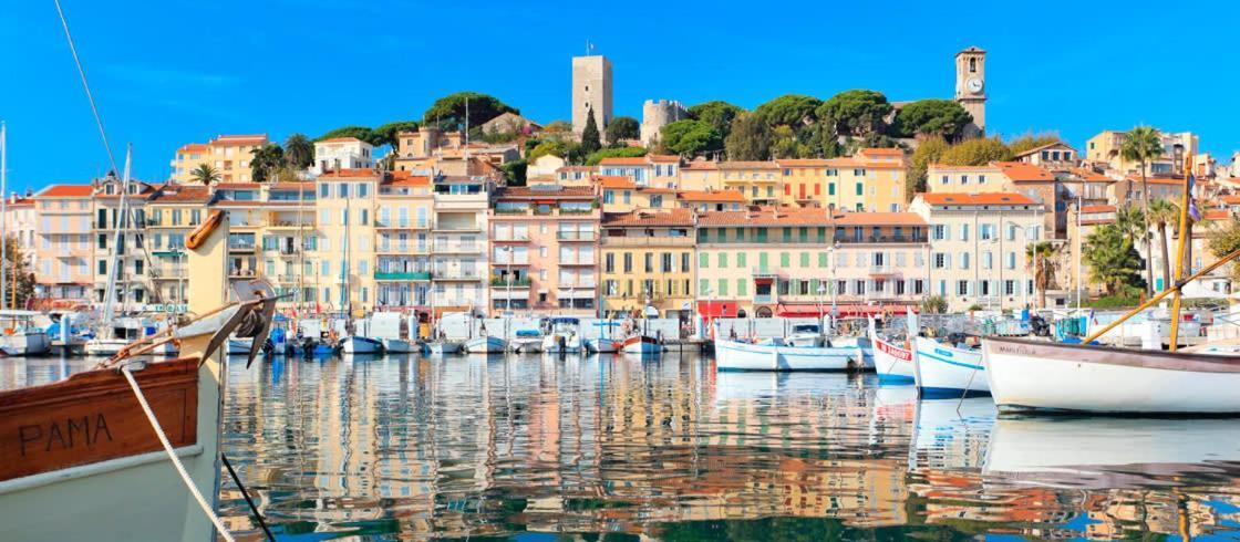 Ciel Bleu De - Vue Azur Avec Piscines Et Jardin *