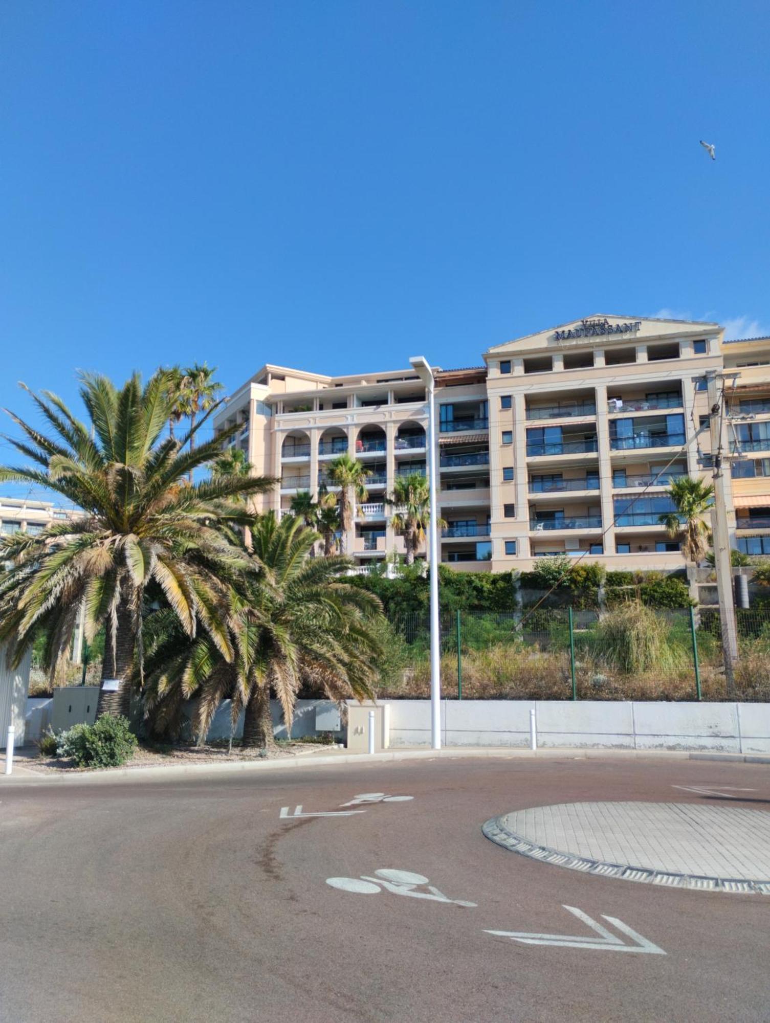 Ciel Bleu De - Vue Azur Avec Piscines Et Jardin *