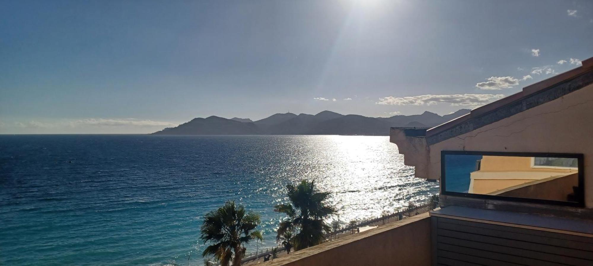 Ciel Bleu De - Vue Azur Avec Piscines Et Jardin