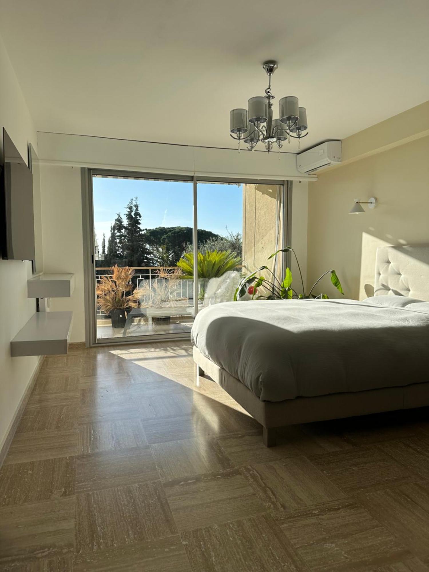 Apartment The Place ***** *