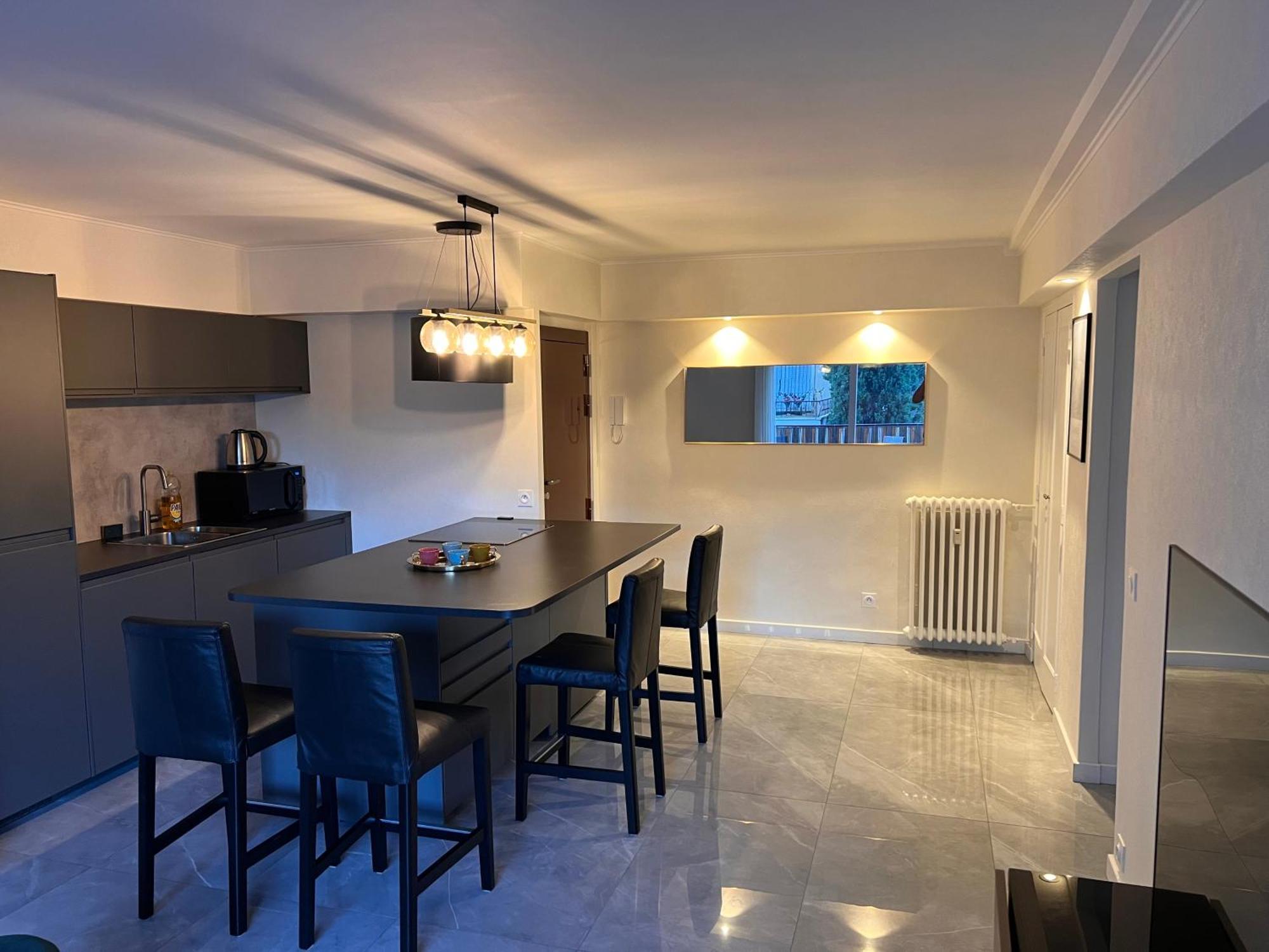 Appartement Les Arenes - Centre, 2 Pieces Recemment Renove De 45 M2 Avec Sa Terrasse De 10 M2
