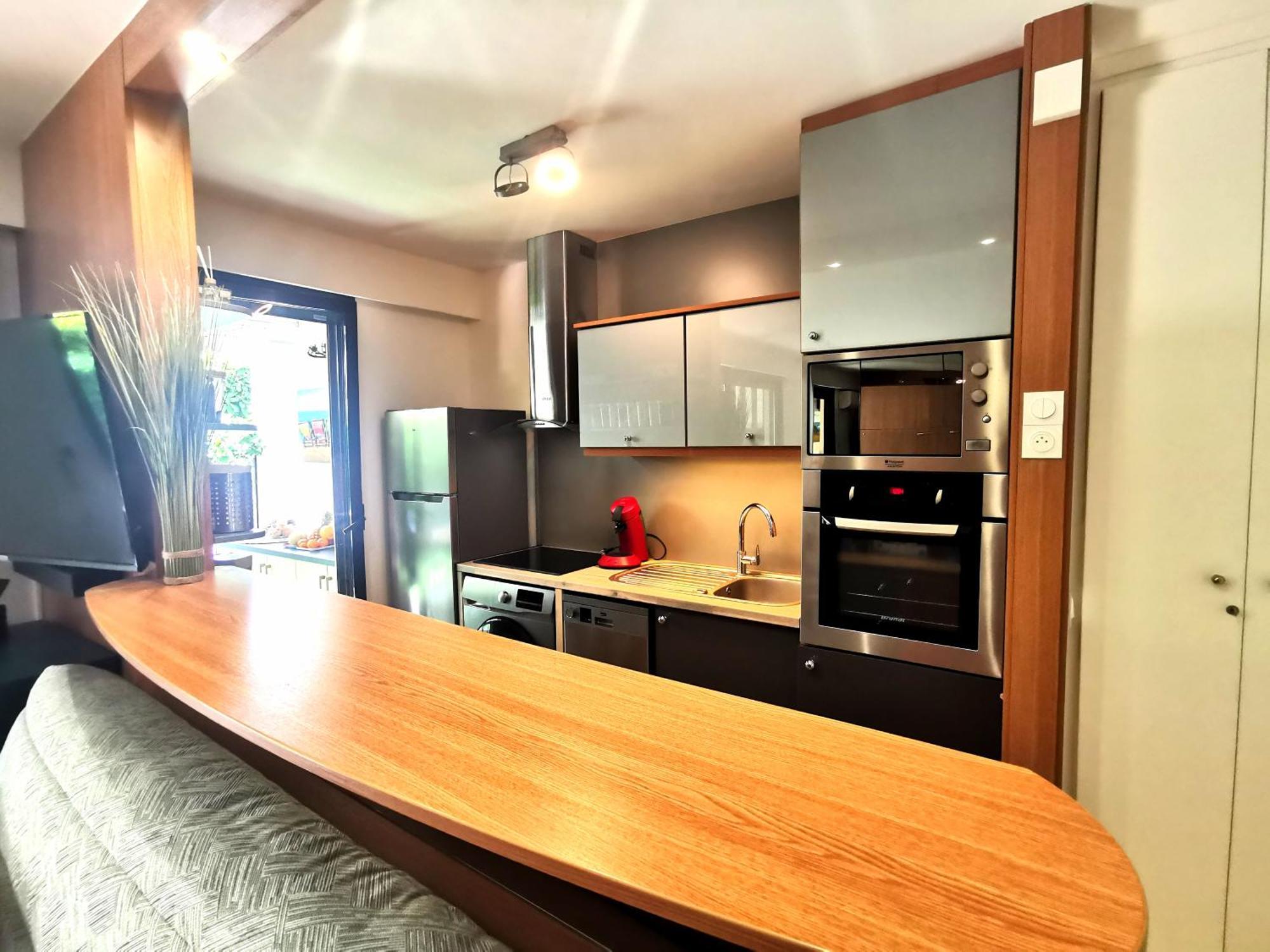 Magnifique Et Grand Studio, Piscine, Parking, Tres Calme De Standing Apartment