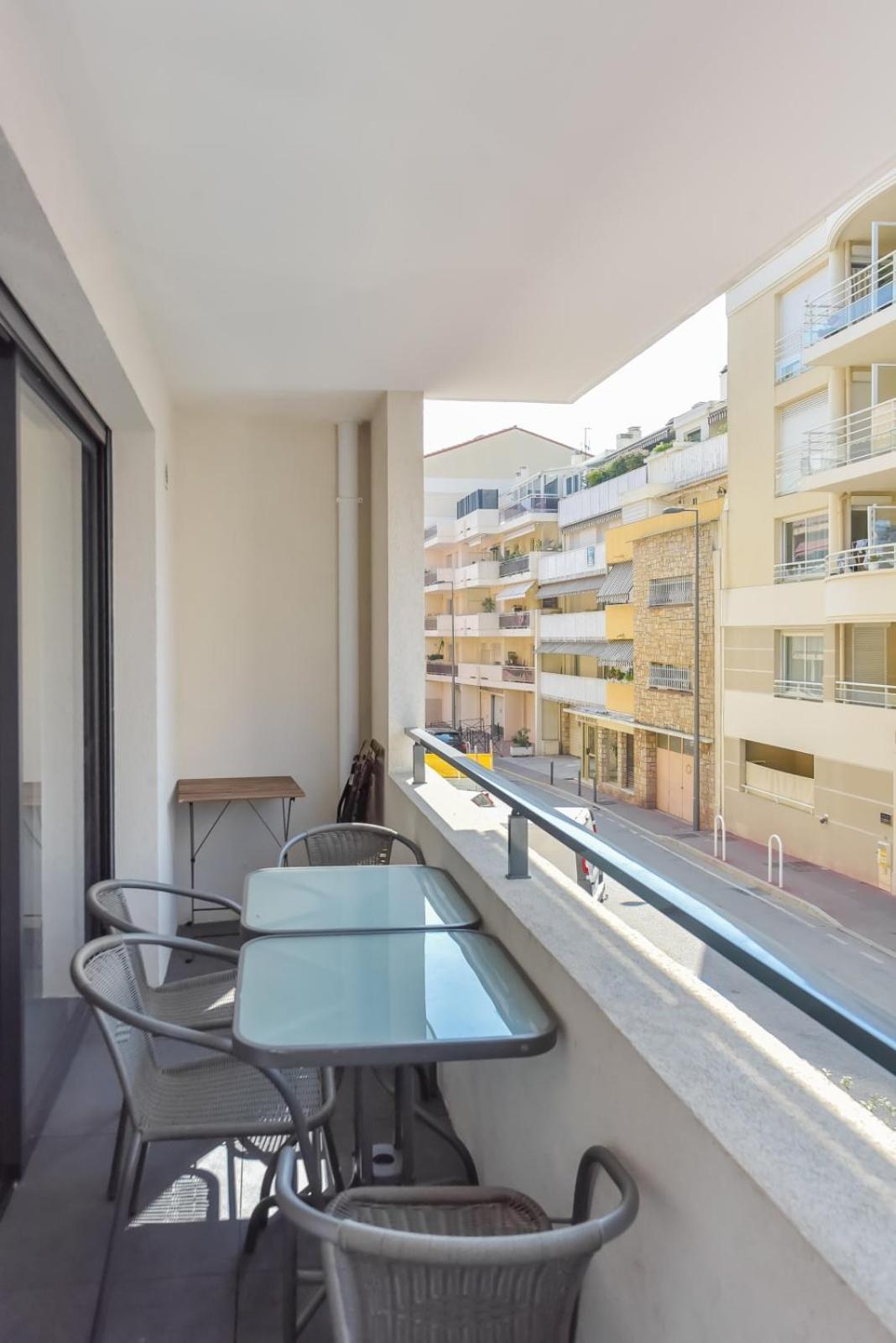 Modern With Swimming Pool Apartment