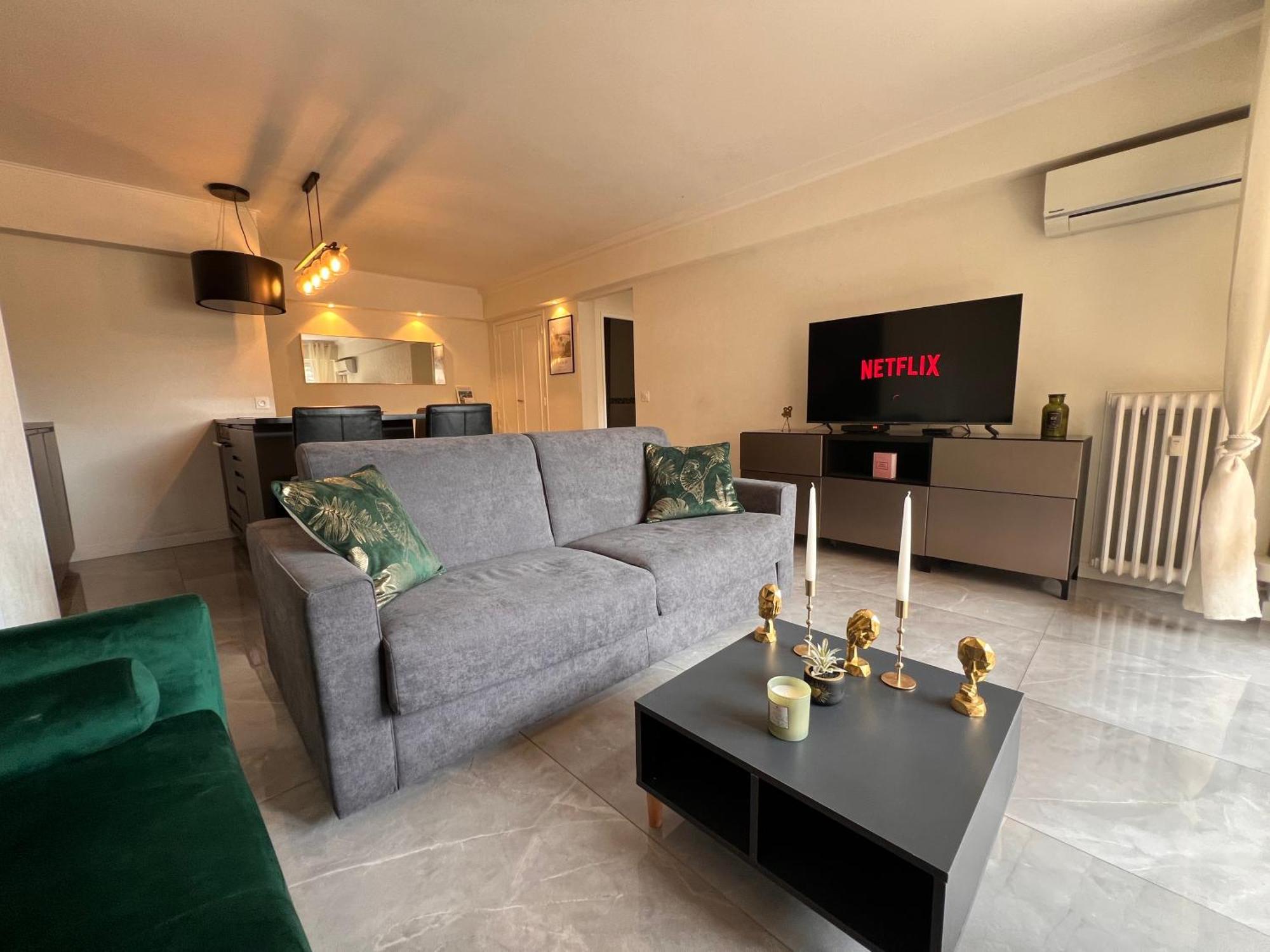 Les Arenes - Centre, 2 Pieces Recemment Renove De 45 M2 Avec Sa Terrasse De 10 M2 *