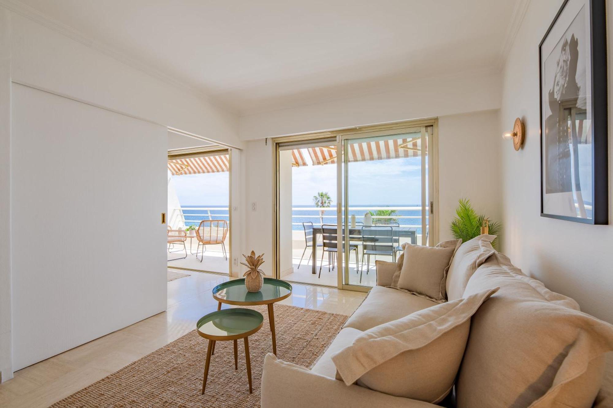 Georges Iii - With Panoramic View Of Apartment