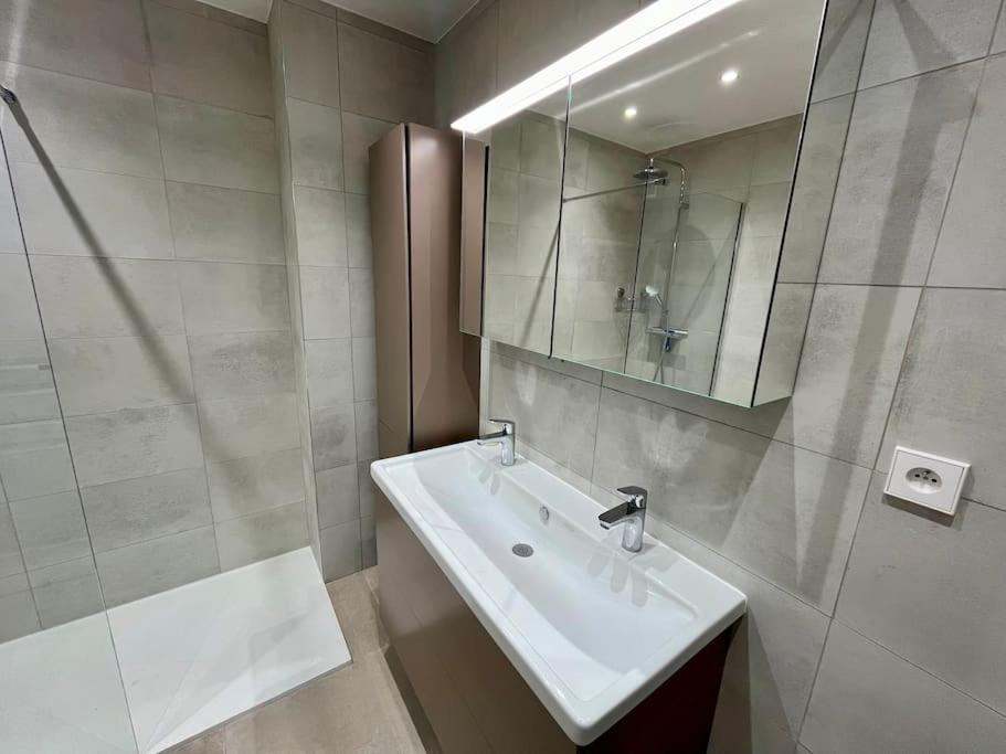 Viva Riviera Large 3 Bedrooms With Balcony Apartment *