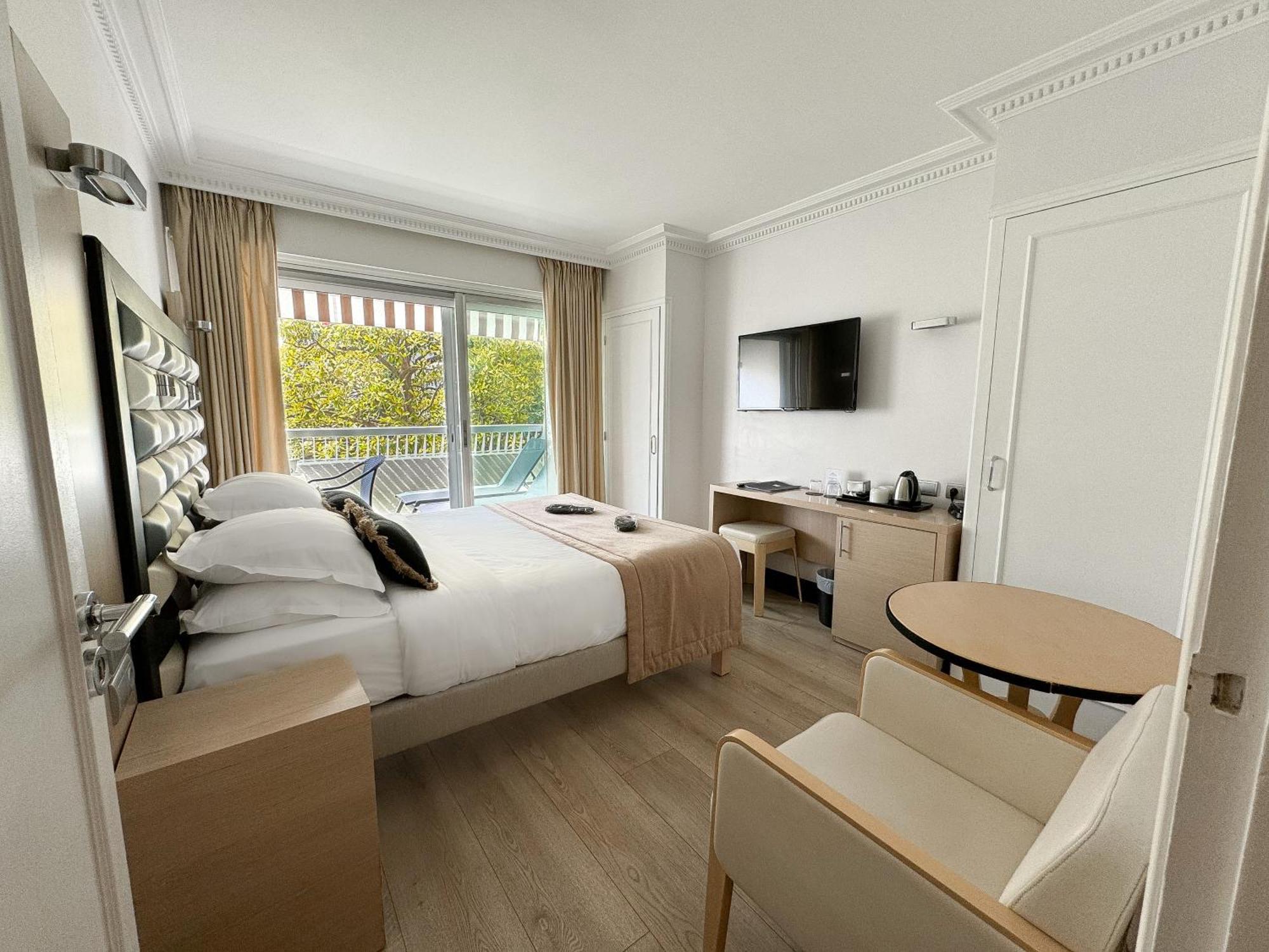 Victoria Hotel 4*