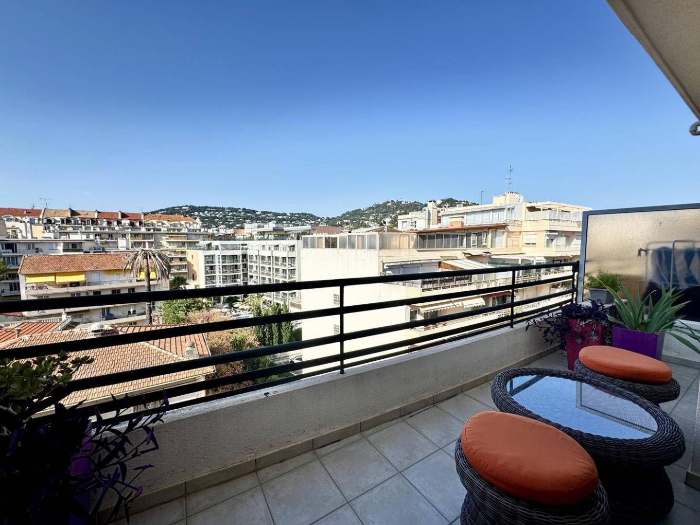Proche Croisette - 2 Pieces Au Calme Avec Terrasse *