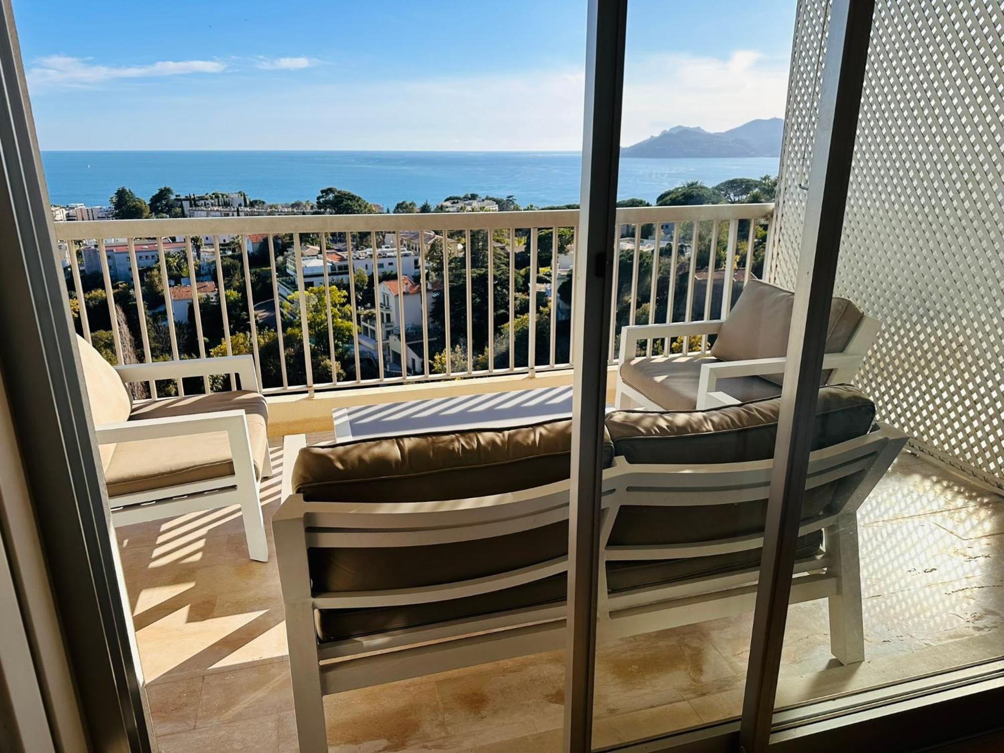 Large, Light And Modern 2 Bedroomed In With Sea Views, Pool And Lovely Terrace - 1503 Appartement Cannes