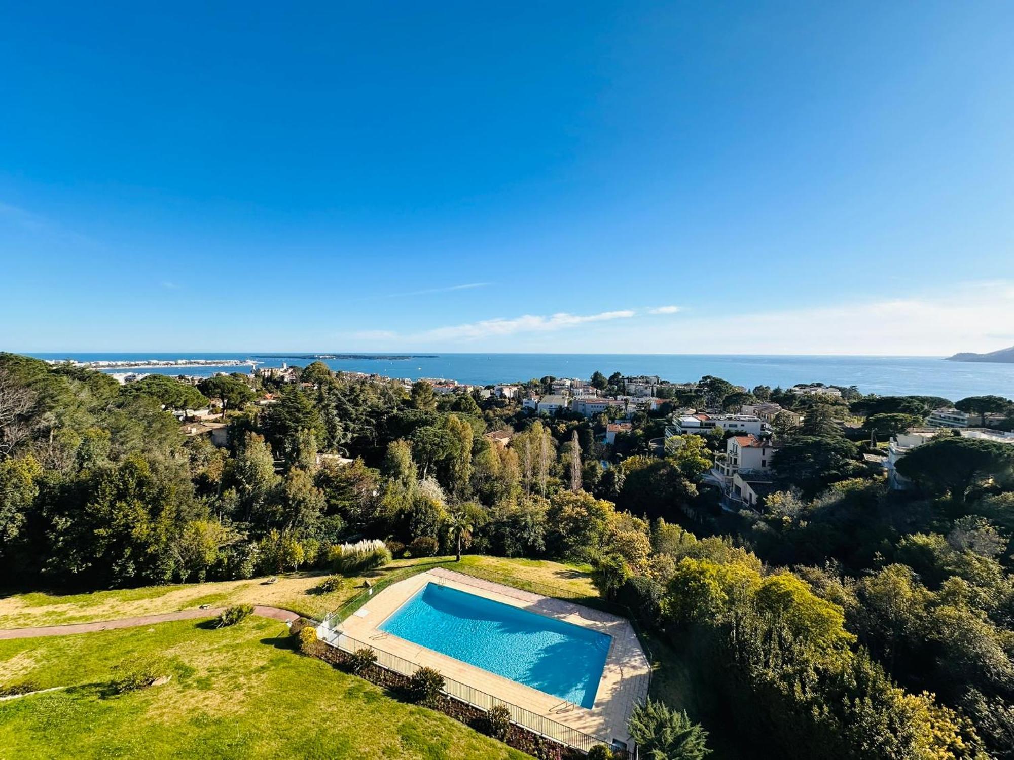 Large, Light And Modern 2 Bedroomed In With Sea Views, Pool And Lovely Terrace - 1503 * Cannes