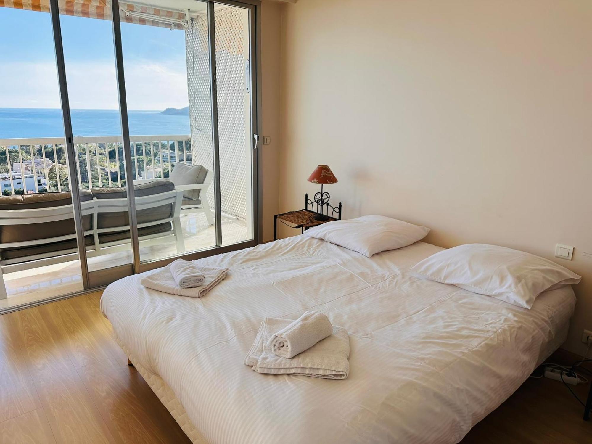 Large, Light And Modern 2 Bedroomed In With Sea Views, Pool And Lovely Terrace - 1503 Appartement *