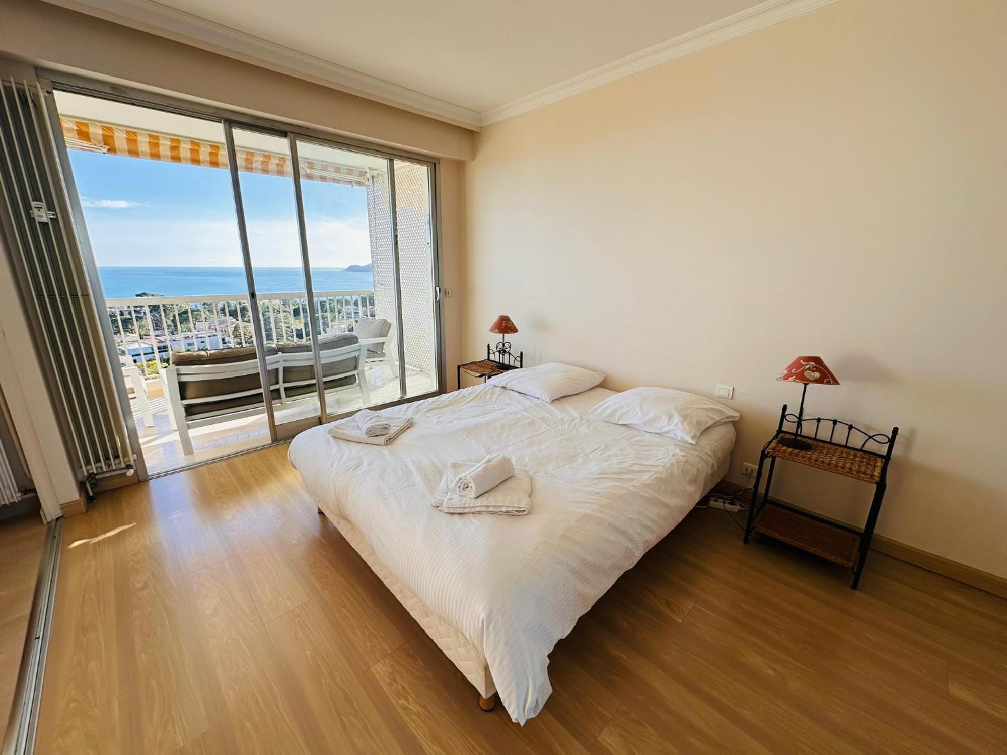 Appartement Large, Light And Modern 2 Bedroomed In With Sea Views, Pool And Lovely Terrace - 1503