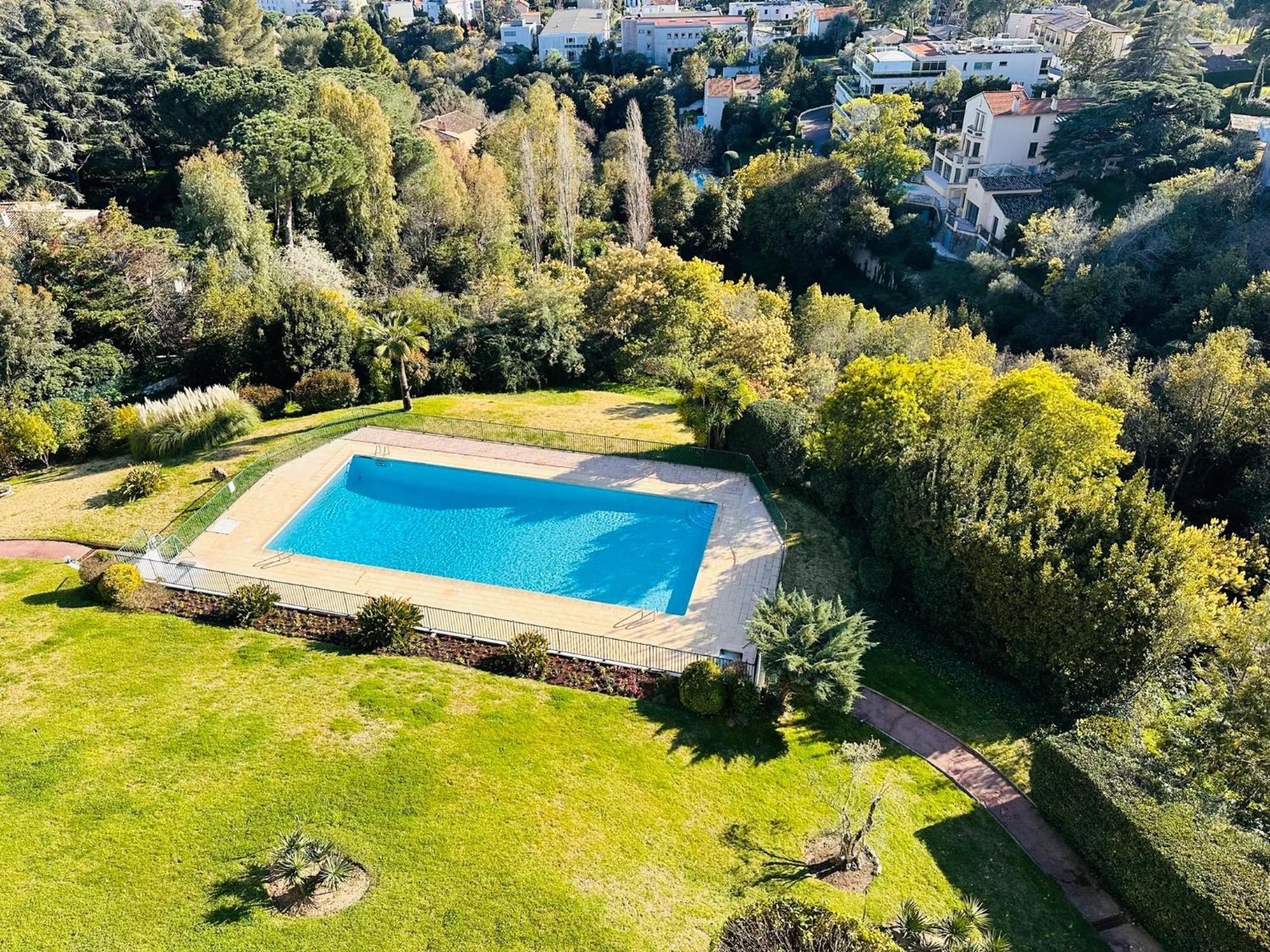 Large, Light And Modern 2 Bedroomed In With Sea Views, Pool And Lovely Terrace - 1503 Appartement Cannes