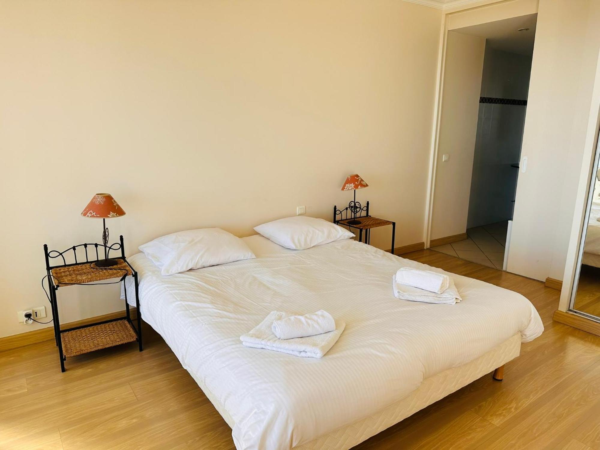 Appartement Large, Light And Modern 2 Bedroomed In With Sea Views, Pool And Lovely Terrace - 1503 *