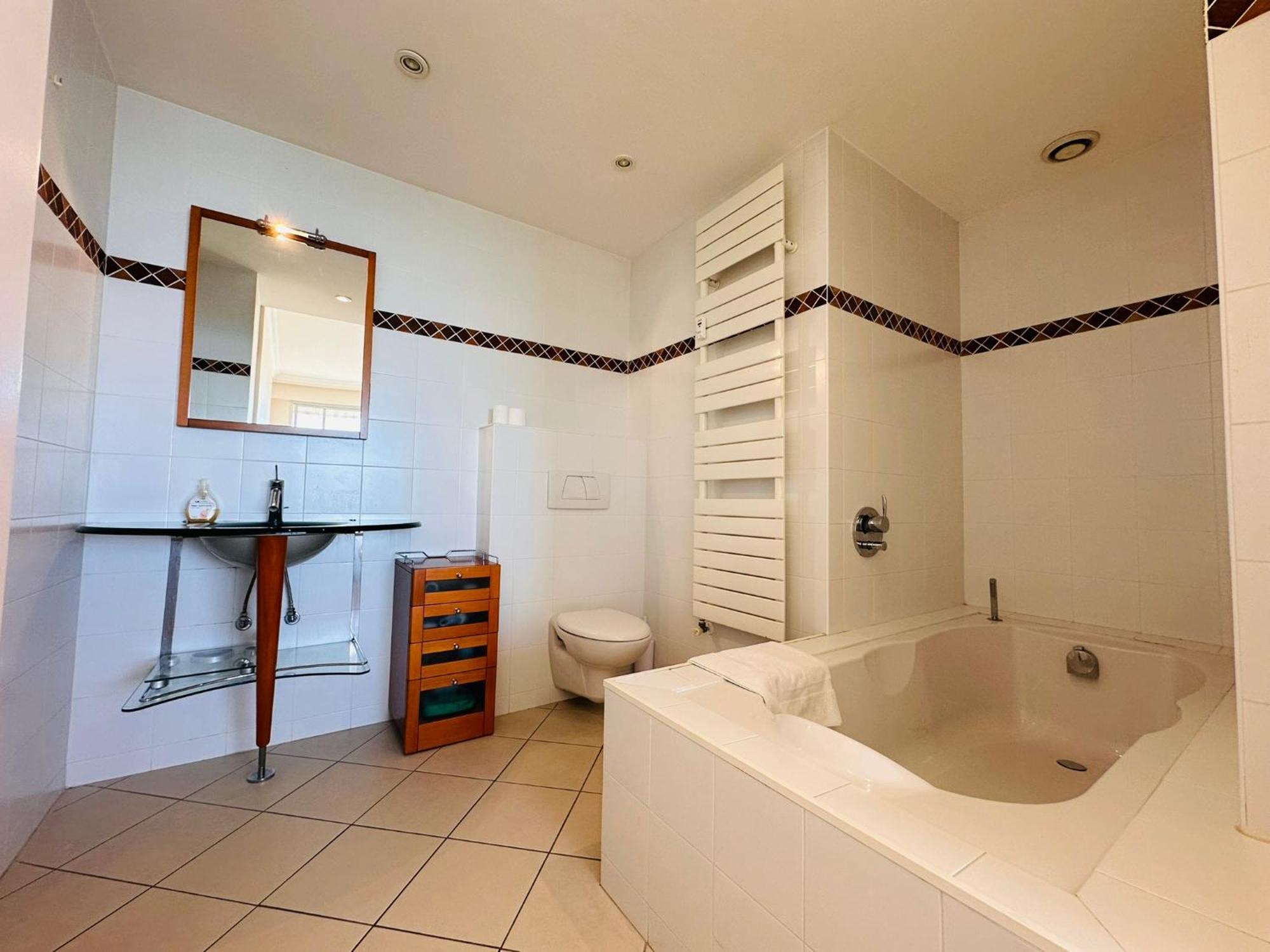 Large, Light And Modern 2 Bedroomed In With Sea Views, Pool And Lovely Terrace - 1503 Appartement Cannes