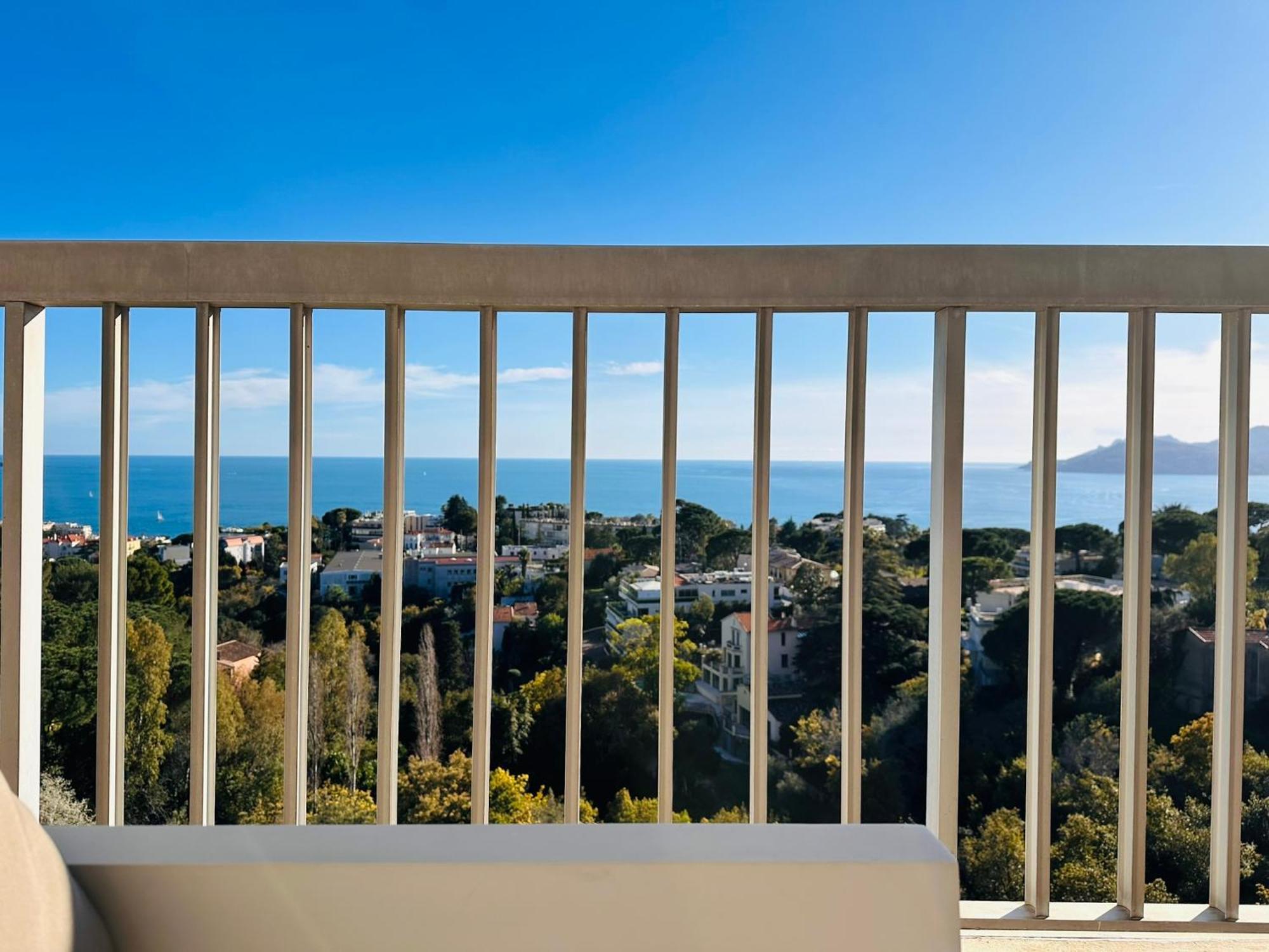 Large, Light And Modern 2 Bedroomed In With Sea Views, Pool And Lovely Terrace - 1503 Cannes