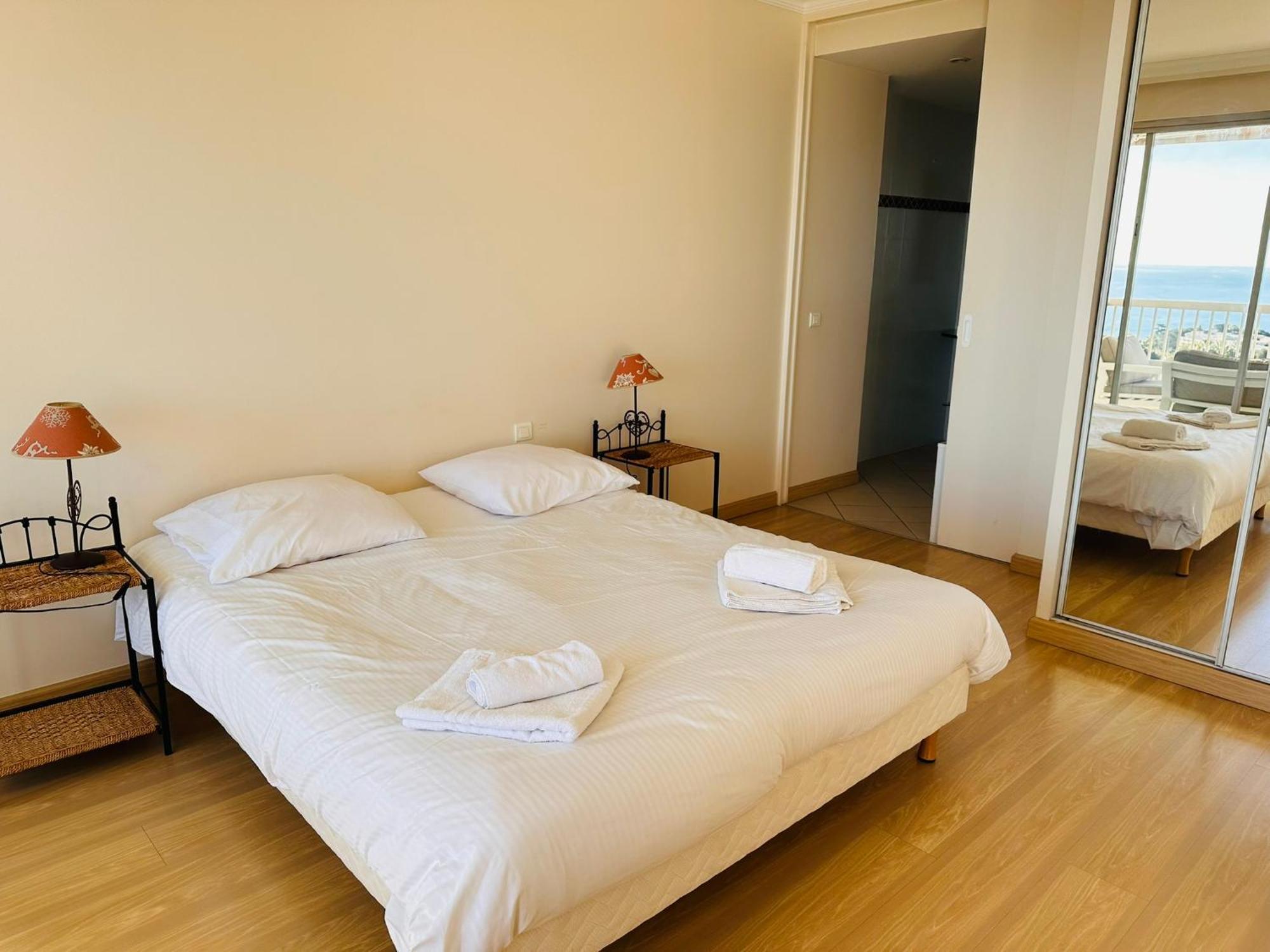 Appartement Large, Light And Modern 2 Bedroomed In With Sea Views, Pool And Lovely Terrace - 1503