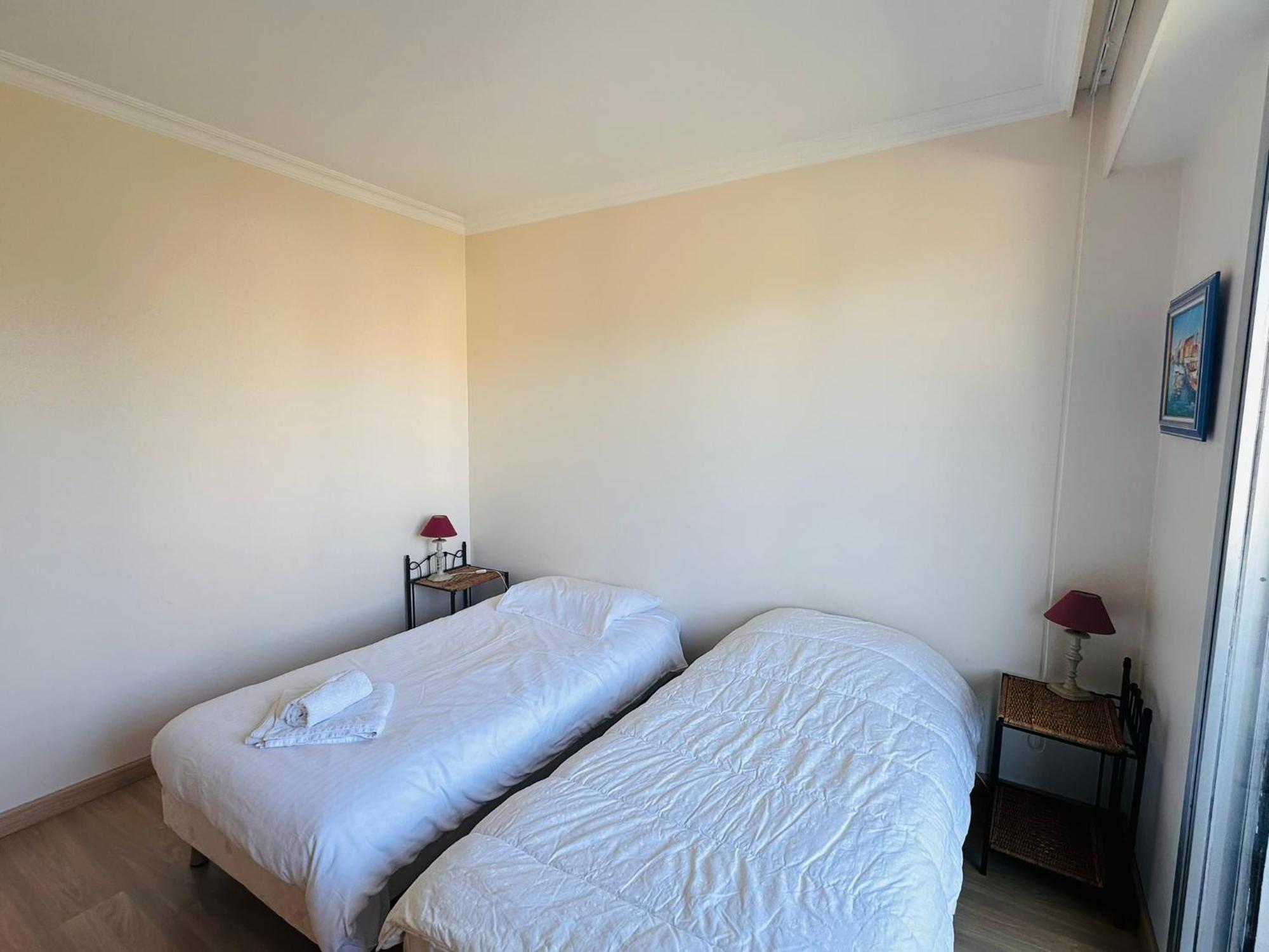 Large, Light And Modern 2 Bedroomed In With Sea Views, Pool And Lovely Terrace - 1503 Appartement Cannes