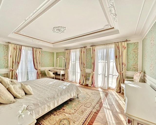 Palace De Lys Villa *