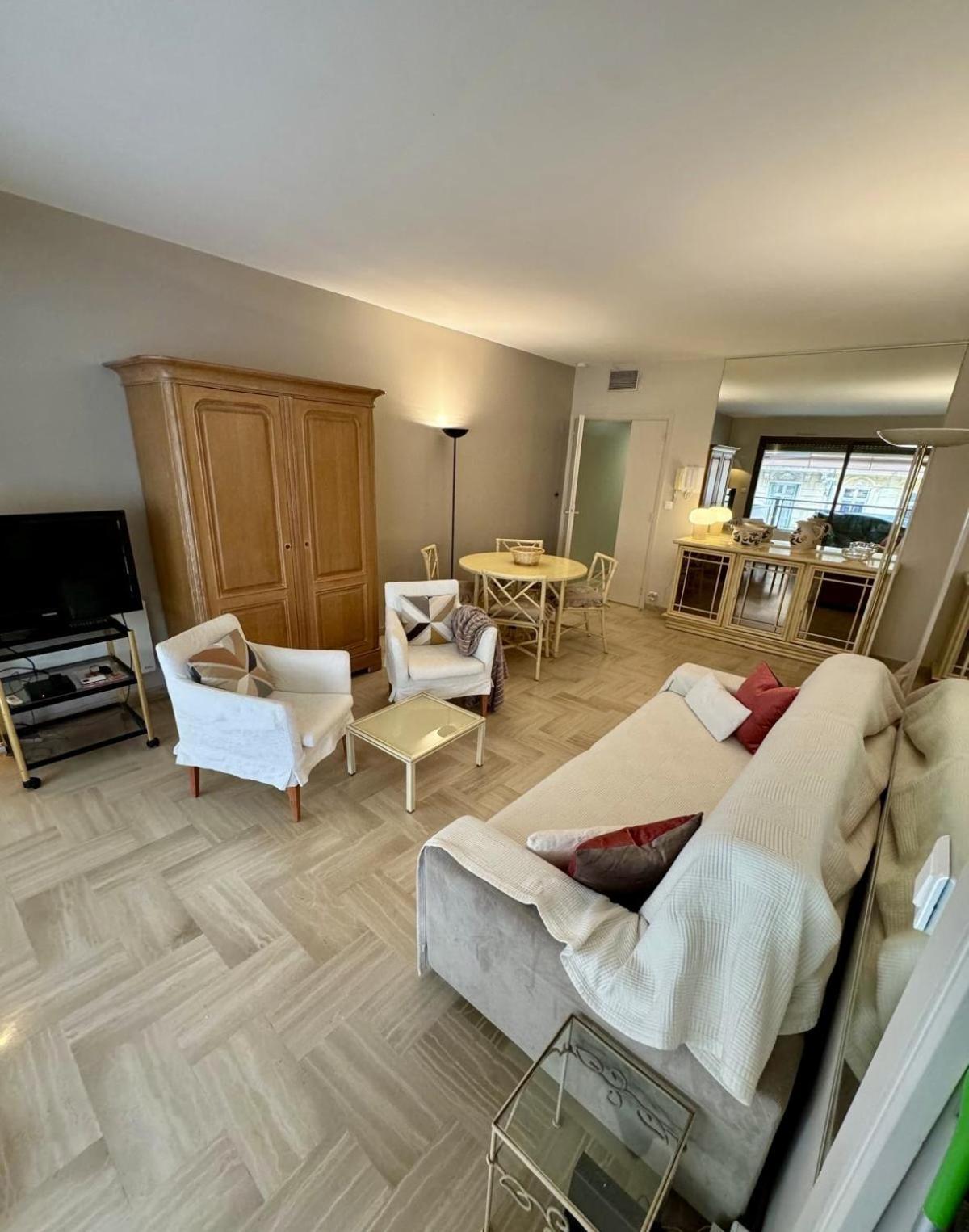 Gray D'albion Lef516 * Cannes