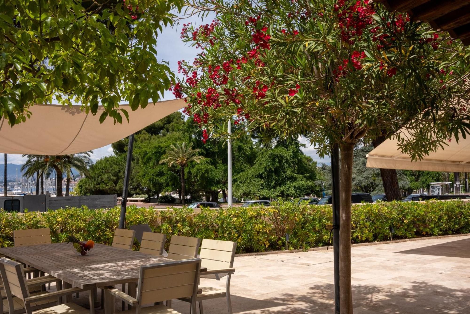 Superbe Villa-appartement Sur La Croisette Avec Grande Terrasse Cannes