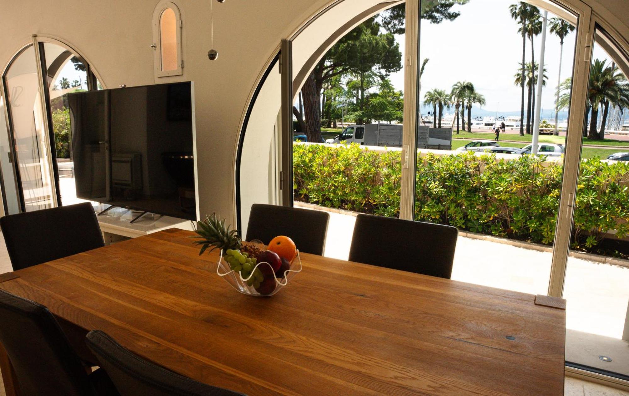 Superbe Villa-appartement Sur La Croisette Avec Grande Terrasse * Cannes