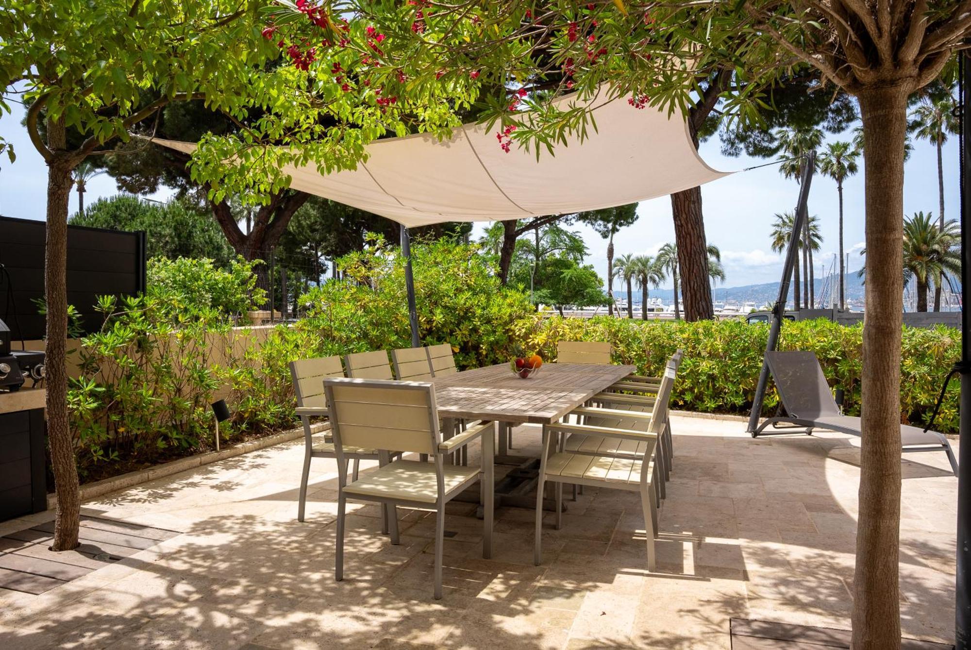 Superbe Villa-appartement Sur La Croisette Avec Grande Terrasse Cannes