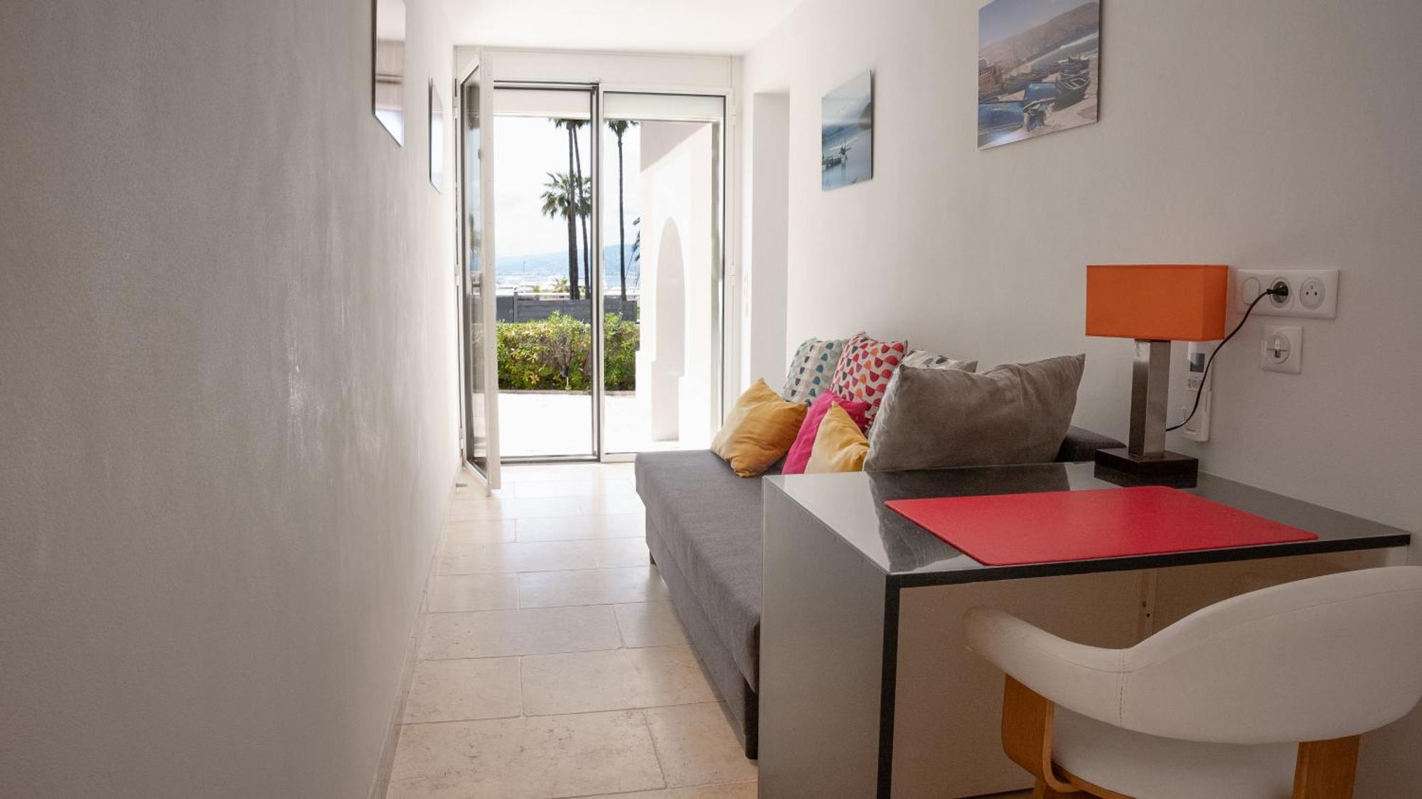 Apartment Superbe Villa-appartement Sur La Croisette Avec Grande Terrasse *