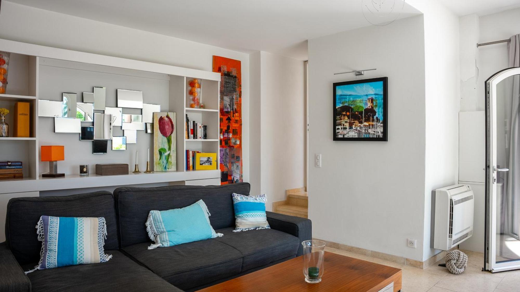 Superbe Villa-appartement Sur La Croisette Avec Grande Terrasse *