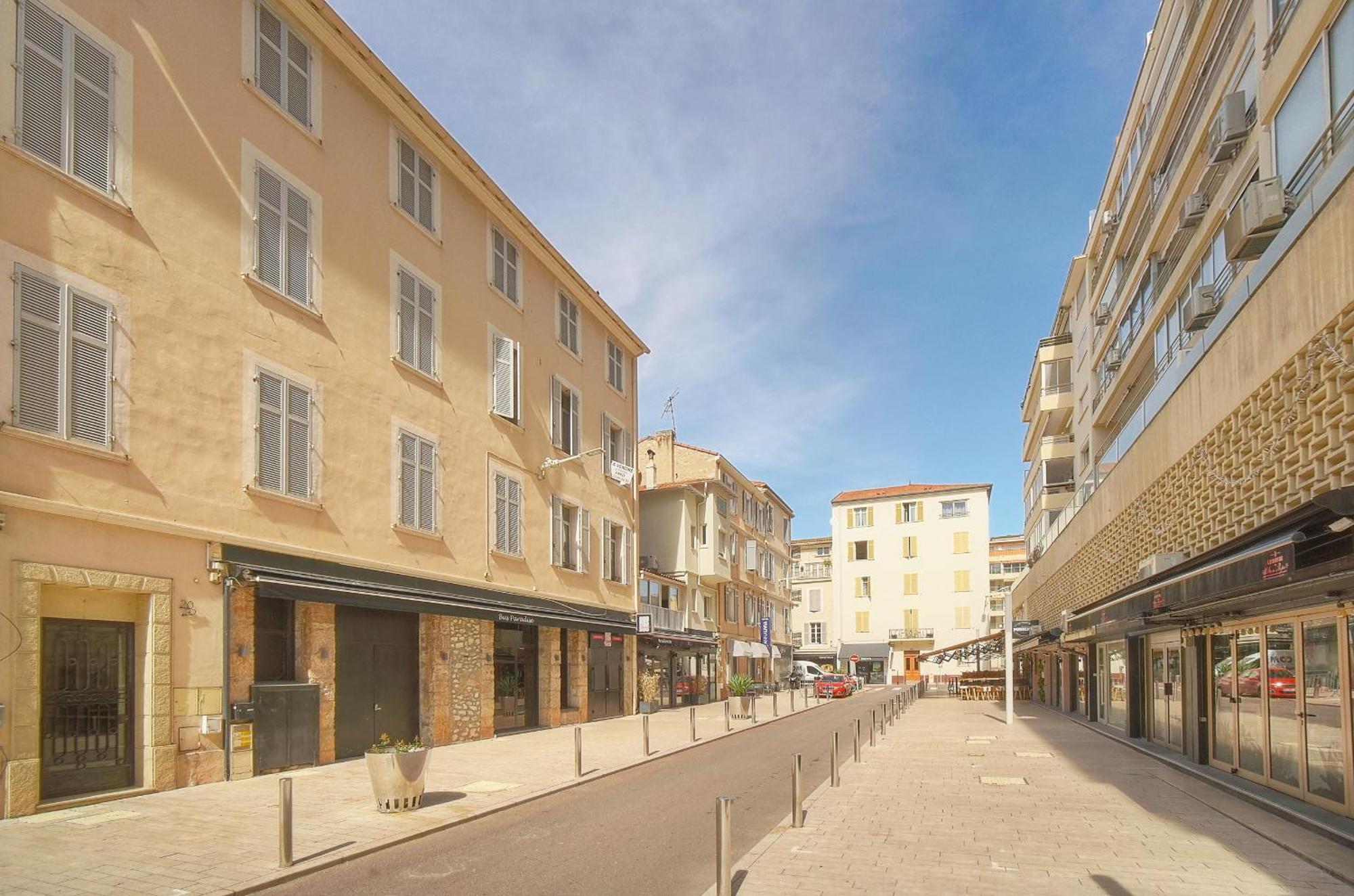 Apartment 3 Pieces Climatise Refait A Neuf En 2025 Carre D'Or A2B194