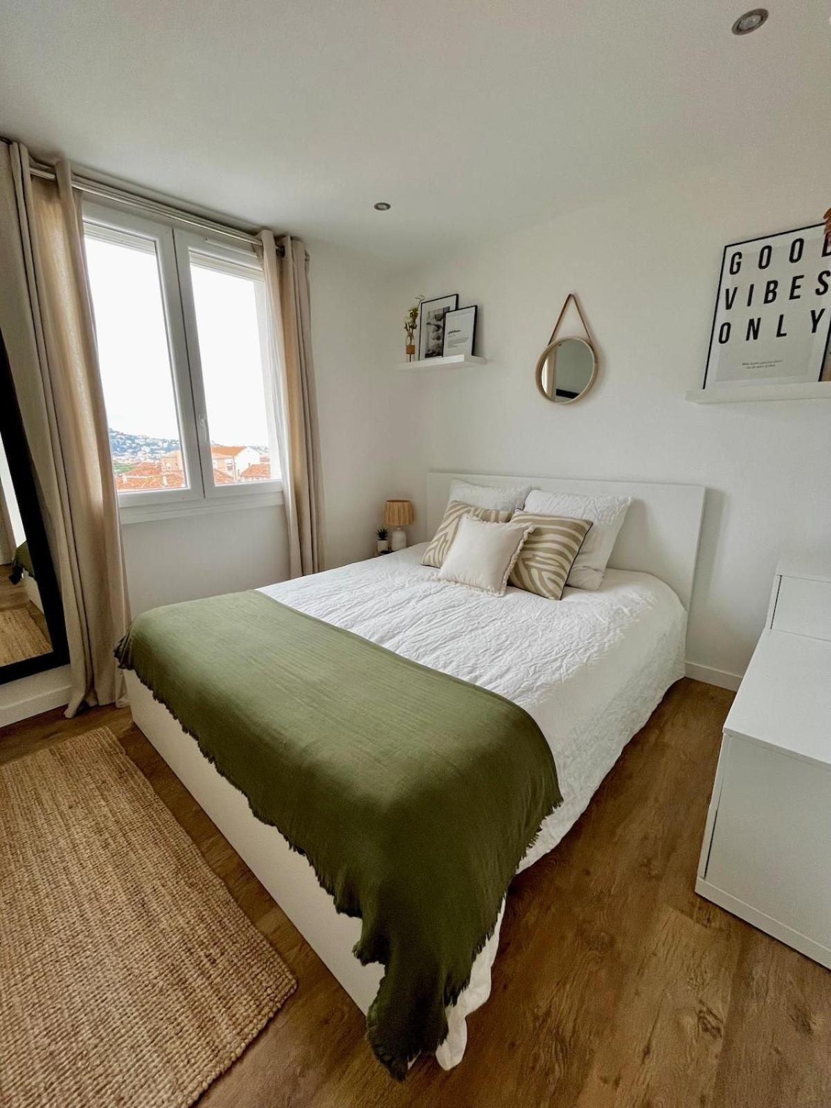 Apartment T3 Sea View Walking Distance Of Palais, Ac , Parking, Terrace *