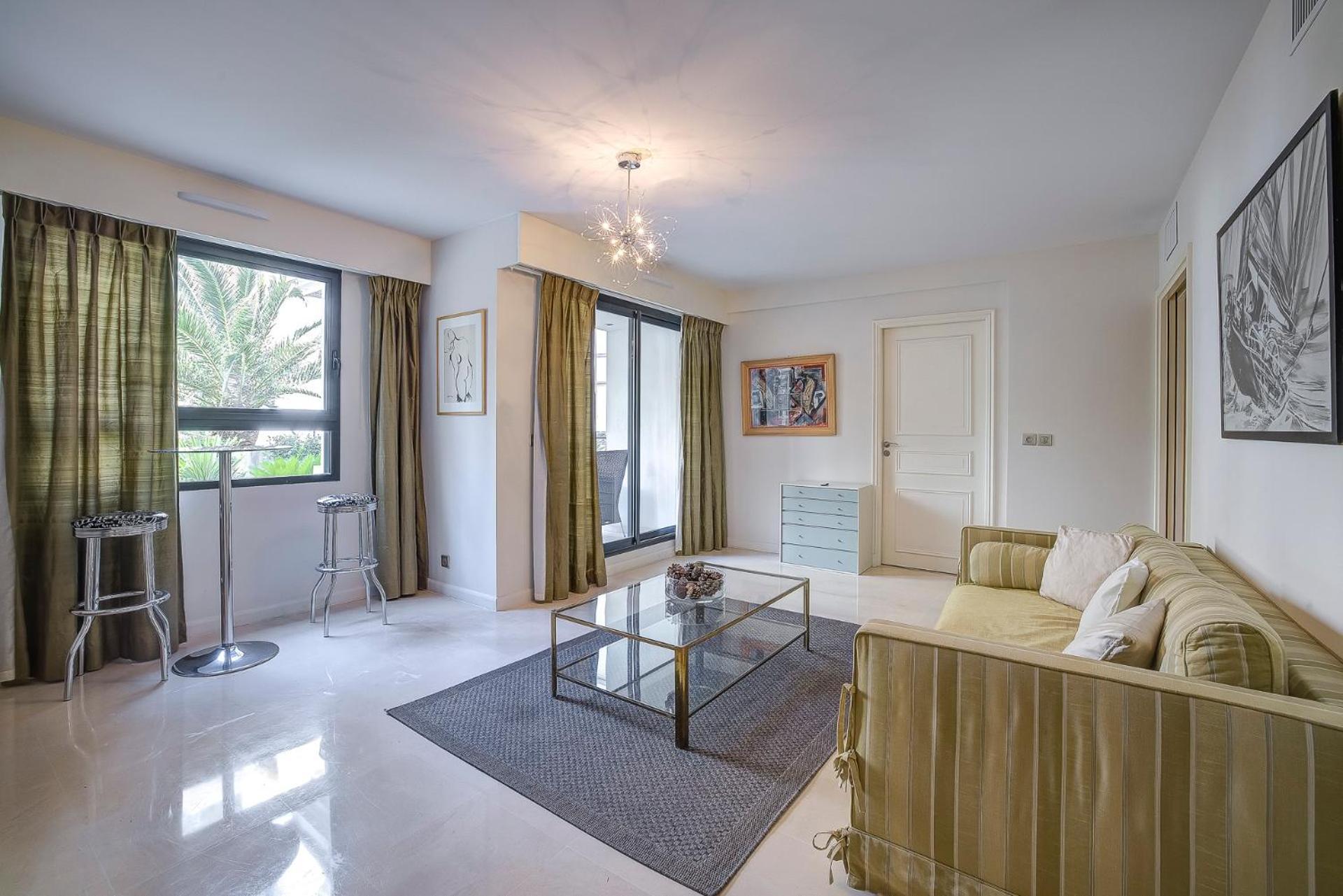 Carlton Riviera Apartment