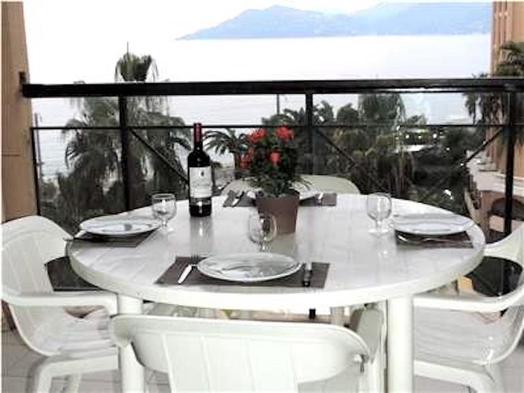 Front Pools Apartment