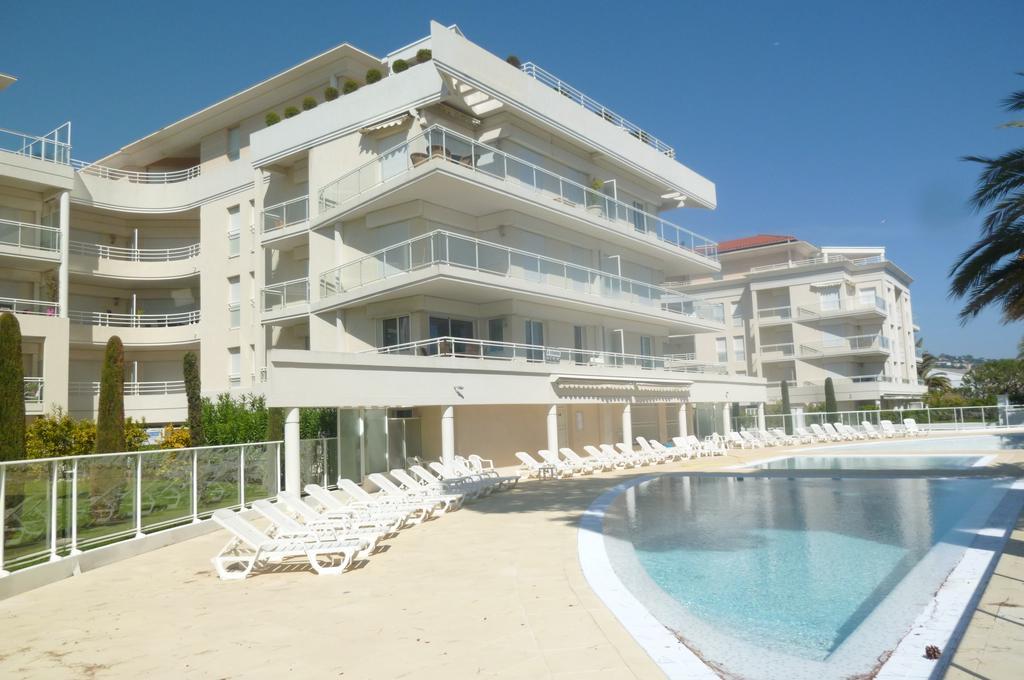 Seafront Haven: Modern 2-bed With Pool Apartment