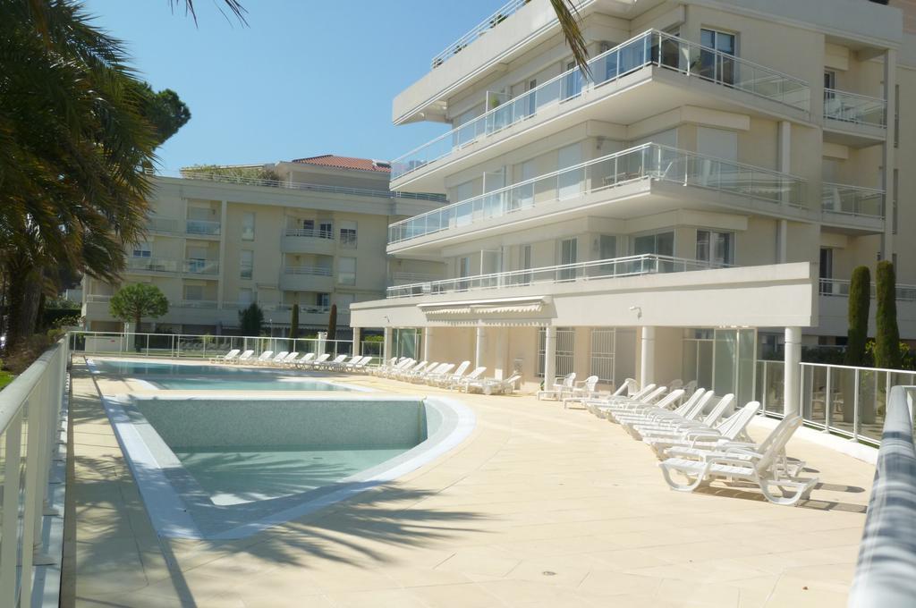 Apartment Seafront Haven: Modern 2-bed With Pool *