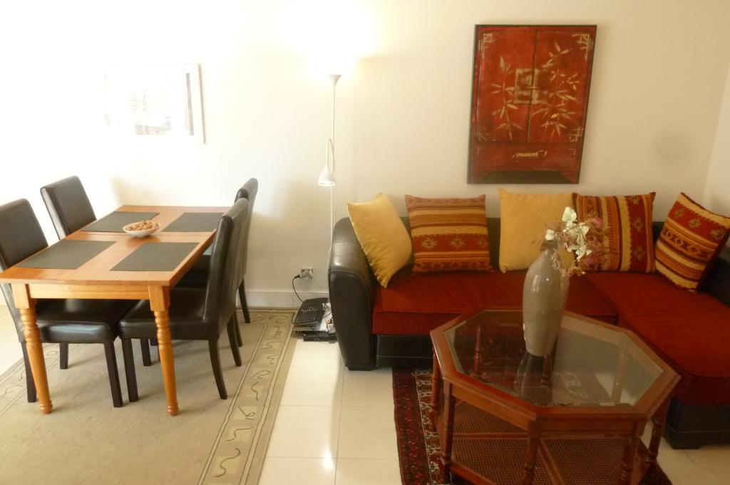 Seafront Haven: Modern 2-bed With Pool Apartment *