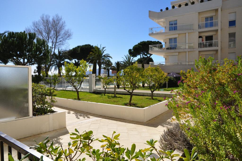 Seafront Haven: Modern 2-bed With Pool Apartment Cannes
