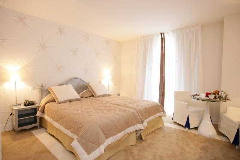 Hotel Renoir Cannes