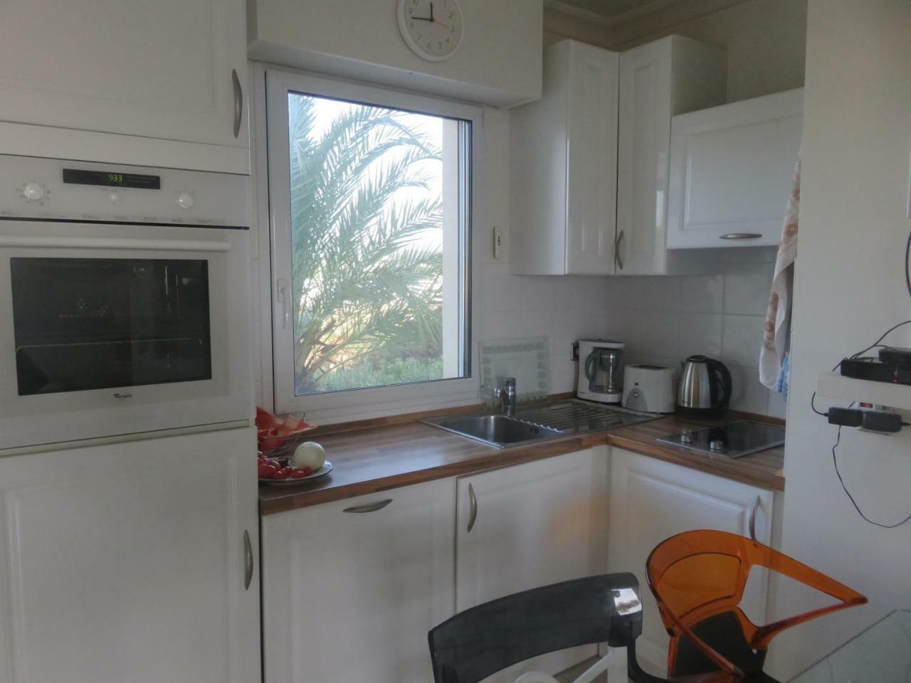 Seafront Haven: Modern 2-bed With Pool Apartment *