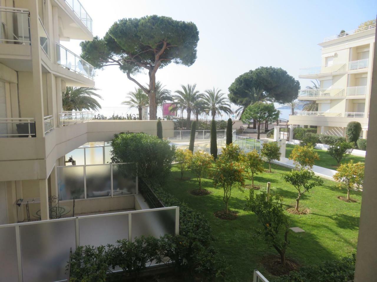 Apartment Seafront Haven: Modern 2-bed With Pool *