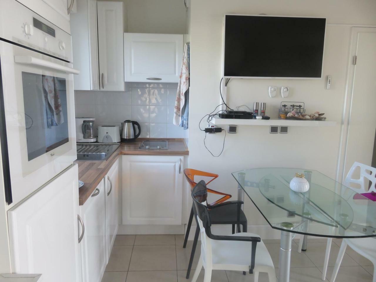 Apartment Seafront Haven: Modern 2-bed With Pool Cannes